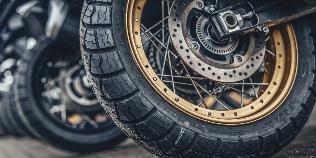 Motorok hátsó kereke új téli gumival felszerelve egy sorban.